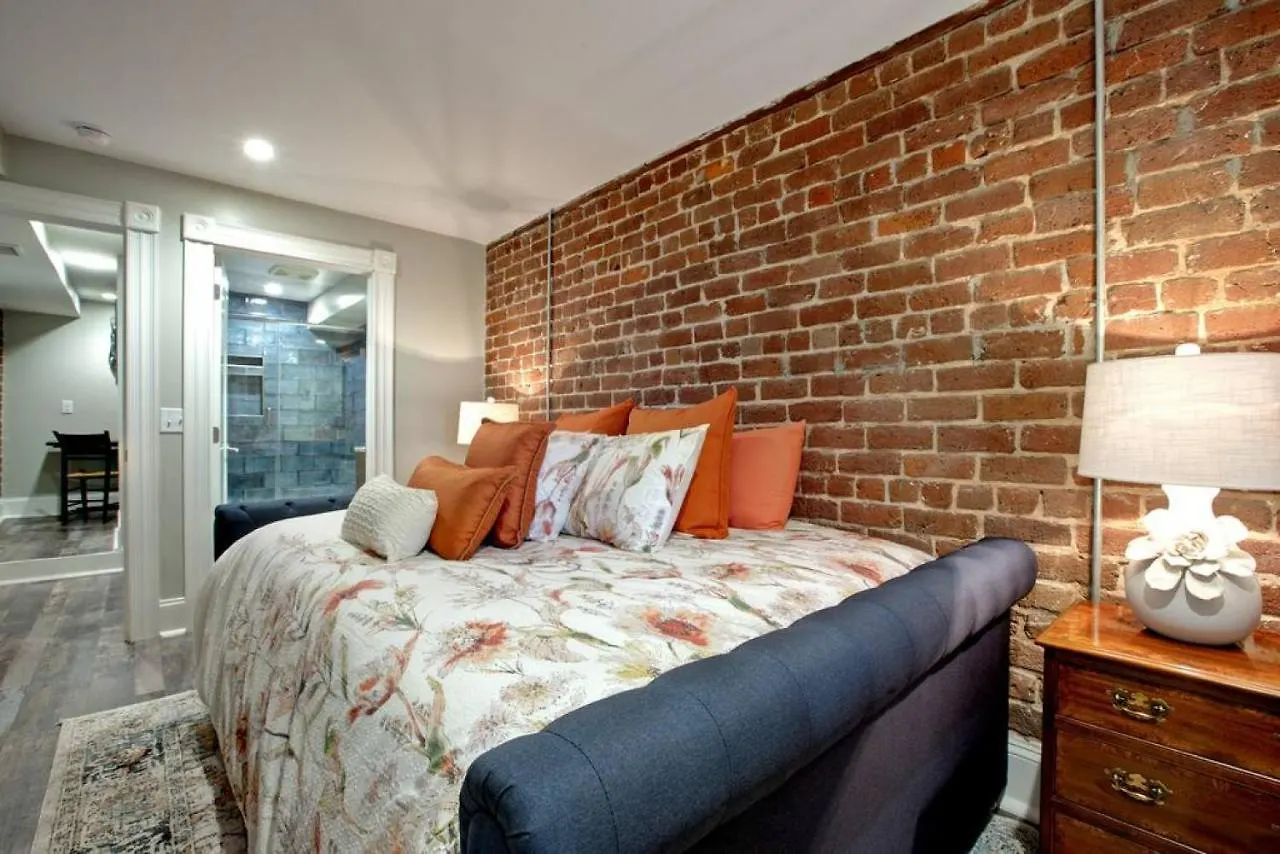 Bed & Breakfast Sophisticated Historic Remodeled 9 Bedroom Home Savannah