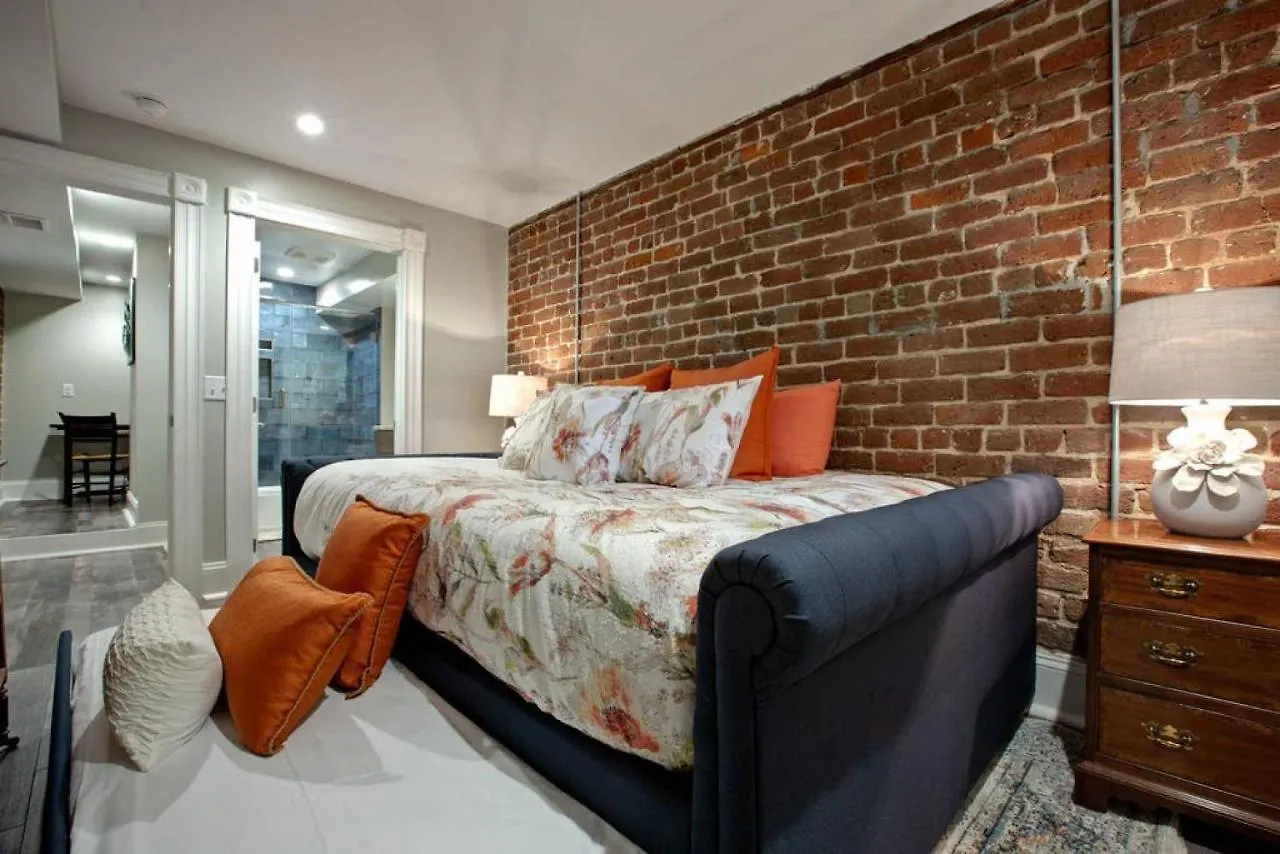 Bed & Breakfast Sophisticated Historic Remodeled 9 Bedroom Home Savannah
