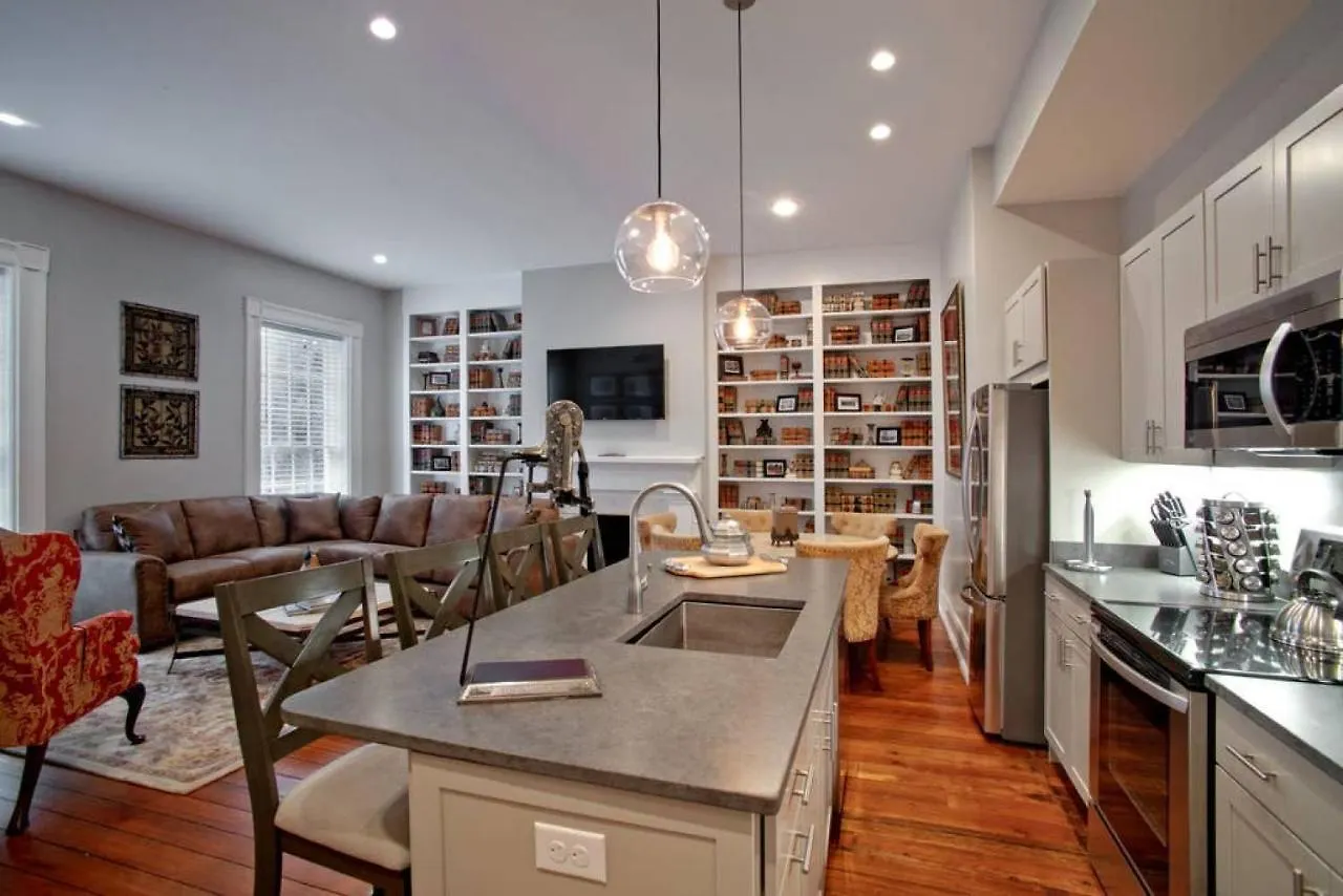 Bed & Breakfast Sophisticated Historic Remodeled 9 Bedroom Home Savannah Verenigde Staten